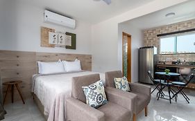 Studio completo com ar, garagem e varanda espaçosa em Itaipuaçu - Ideal para 3 pessoas